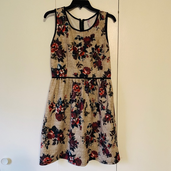 Dresses & Skirts - Floral sleeveless dress